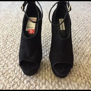 Black "Chellla" steve madden platform size 7.5