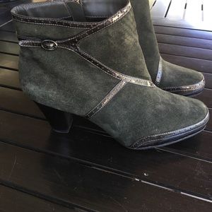 Clarks Artisan ankle boots Size 9.5 Clarks Artisan ankle boots Size 9.5