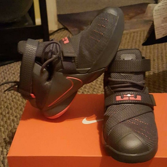 Size 4.5 youth Labron shoes - Picture 2 of 4