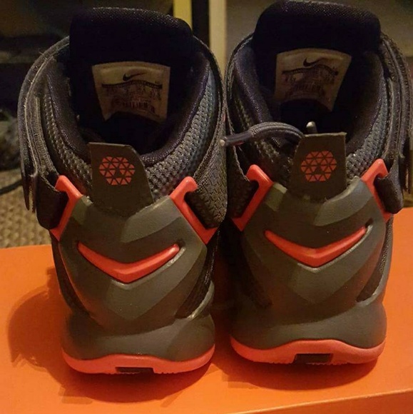 Size 4.5 youth Labron shoes - Picture 3 of 4