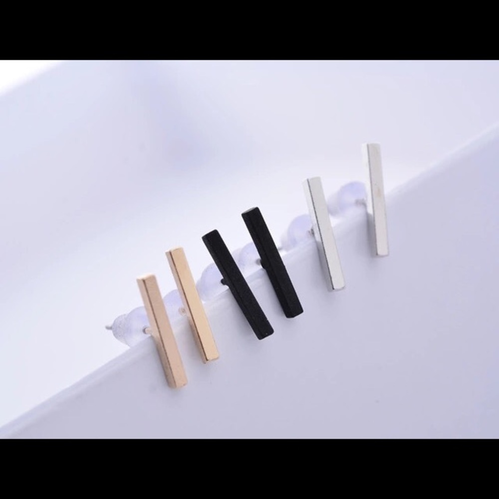 Back Again! 🎉 HP! 🎉 Set of 3 Bar Stud Earrings