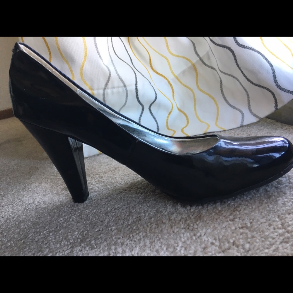 Black pumps