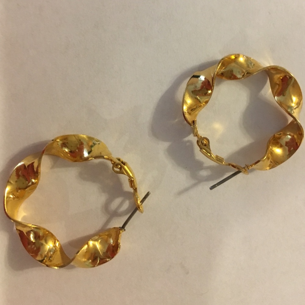 Medium gold twist hoop earrings