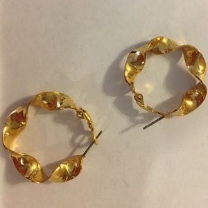 Medium gold twist hoop earrings