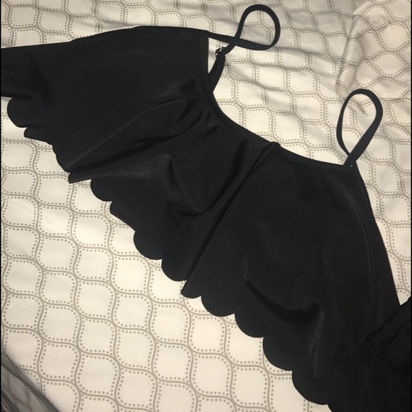 Super cute swim suit!!!!... scalloped around edge - Picture 2 of 3