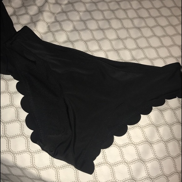 Super cute swim suit!!!!... scalloped around edge - Picture 3 of 3