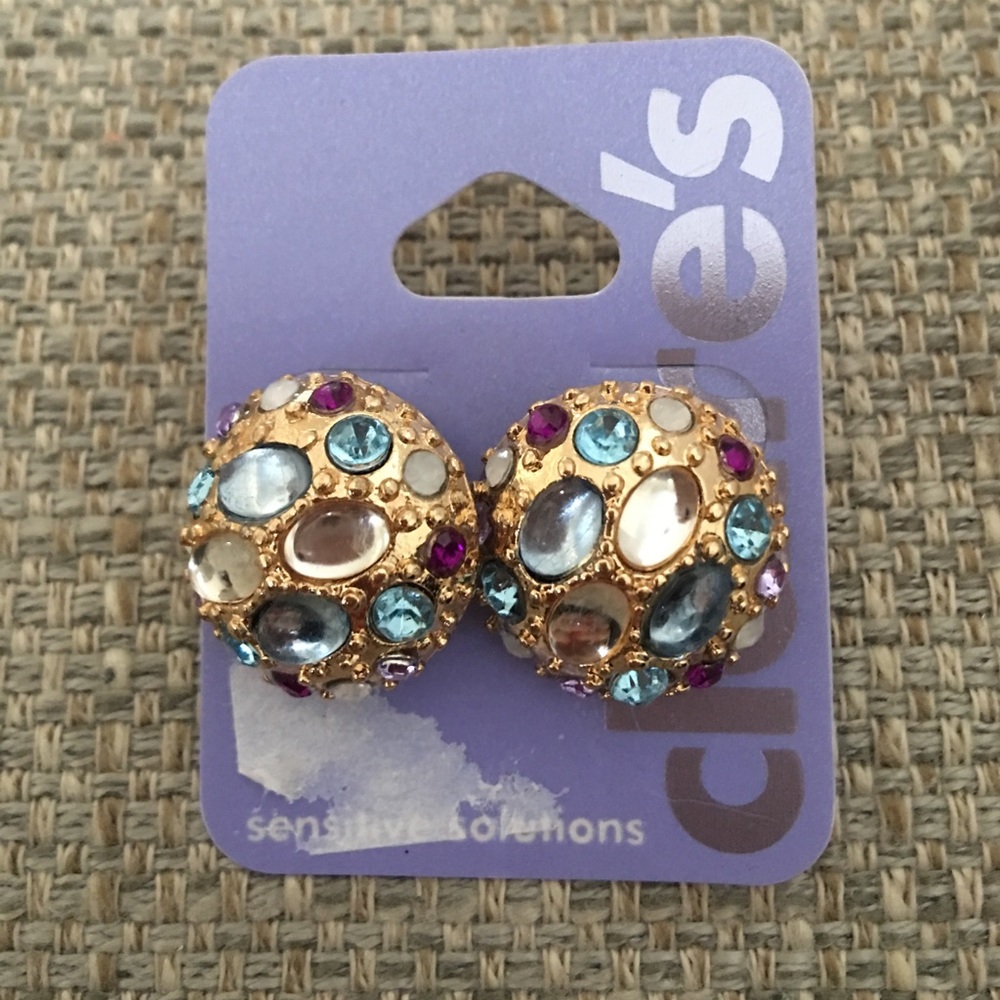 Brand new! Gold stud earrings