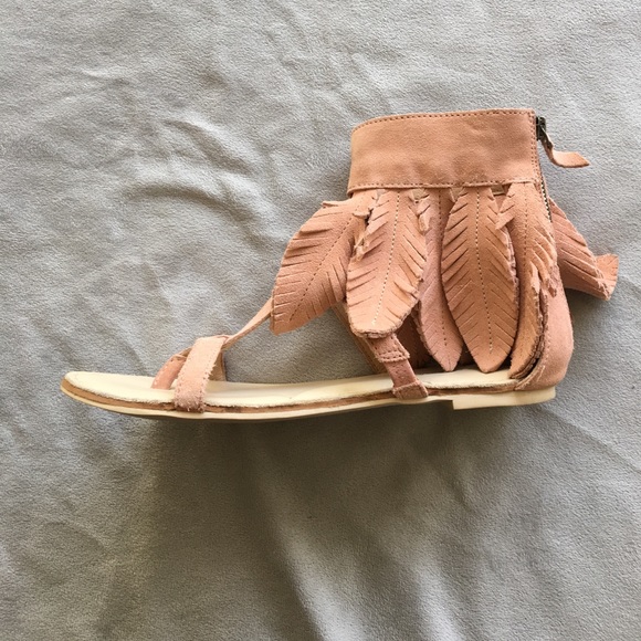 Shoes - Adorable pink feather sandals