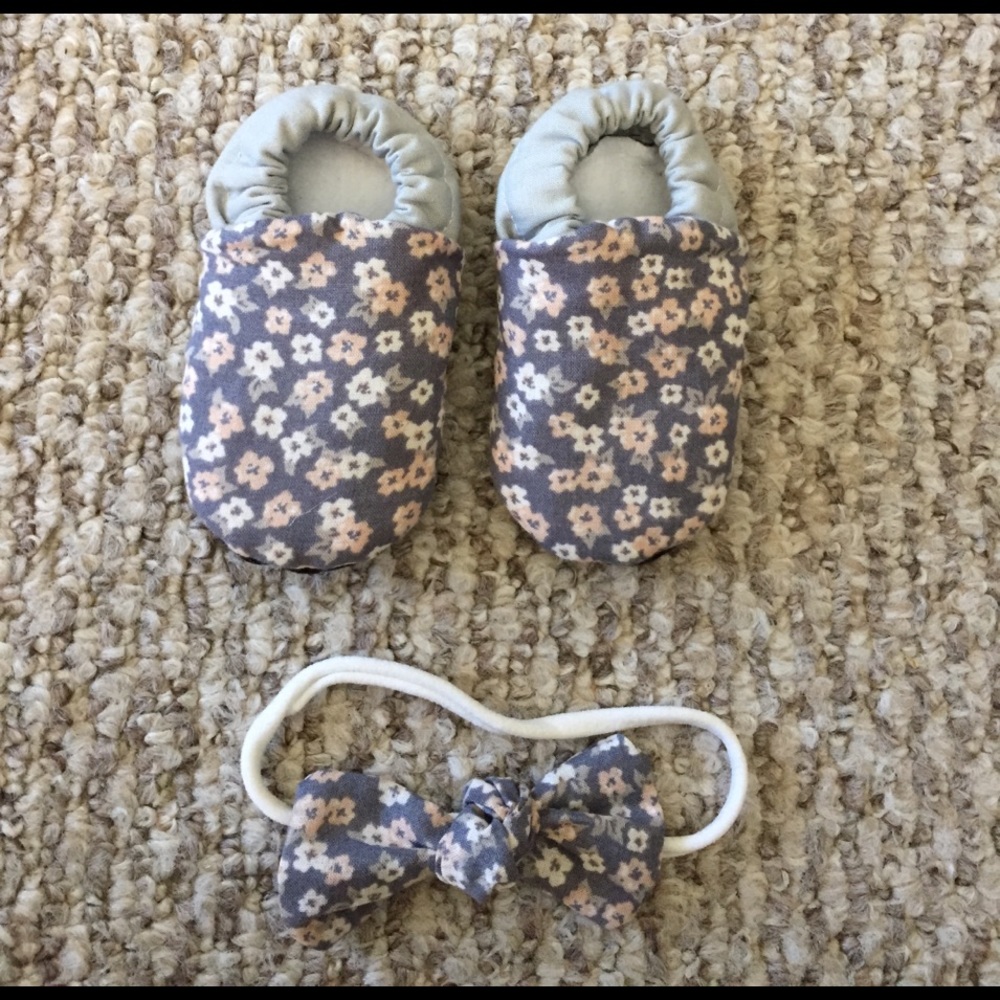 Grey pink bow and moccasin combo size 1