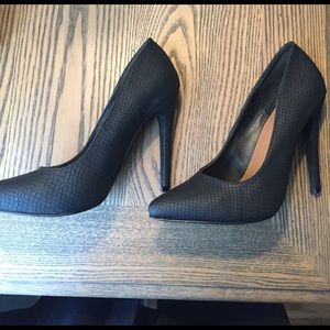 Michael Antonio Black Pumps