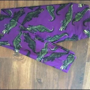 New,  never worn Gator Lularoe OS leggings
