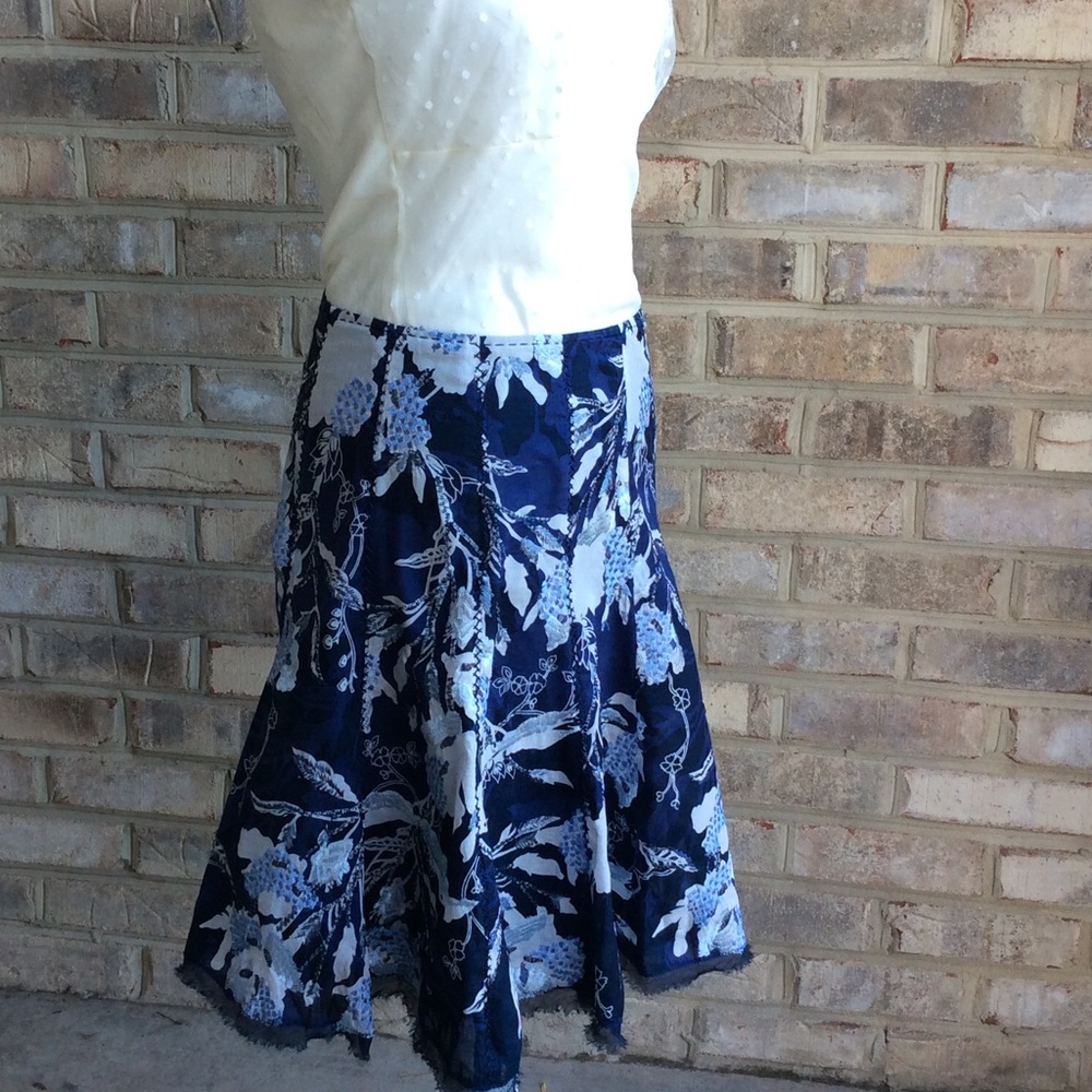 Eli Tahari - Embroidered A line skirt - sz 2