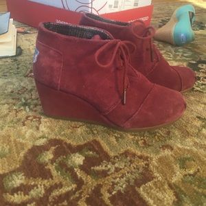 Toms red Suede desert wedges