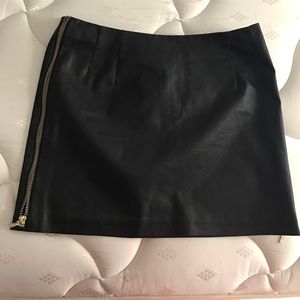 H&M black leather with zipper on sides skirt