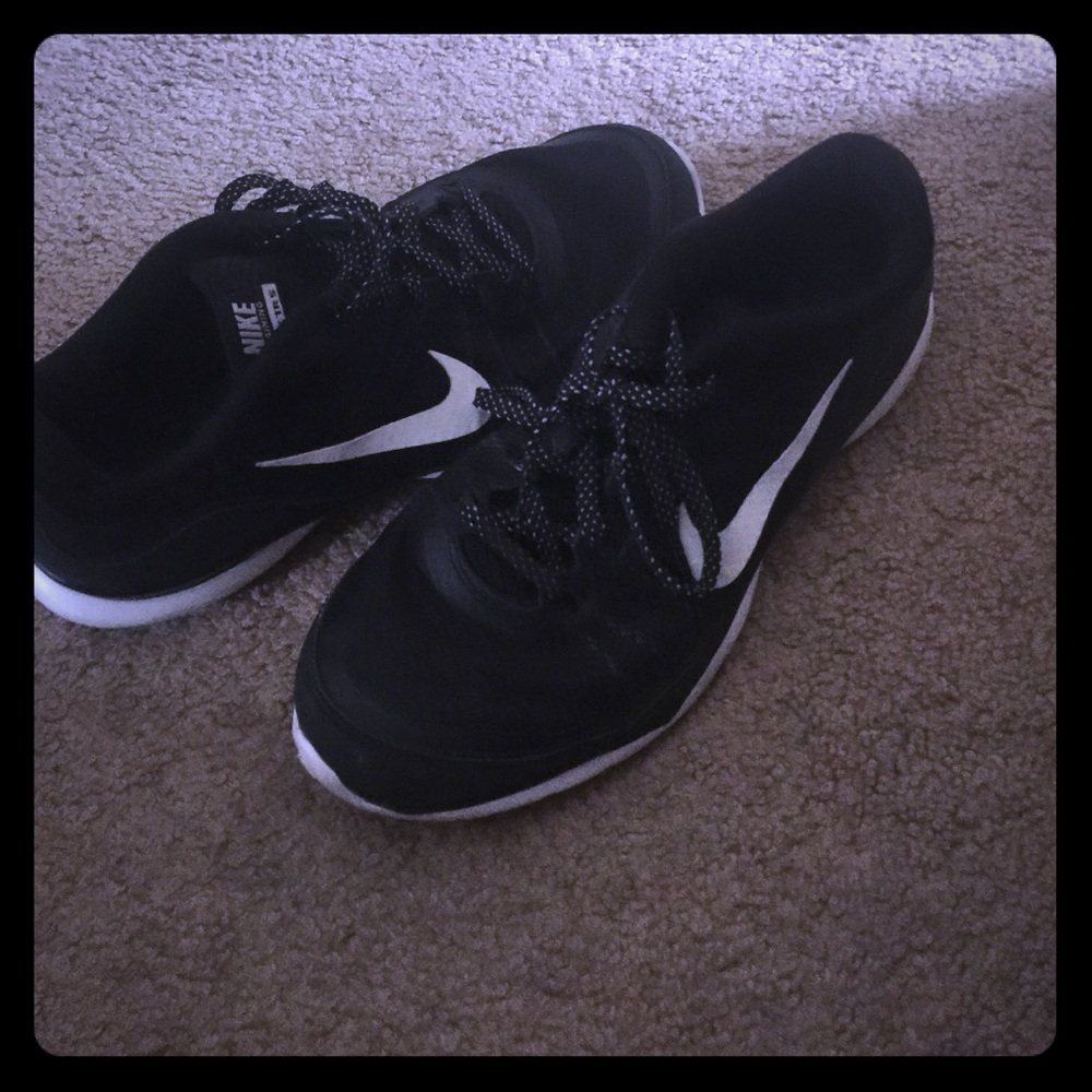 Size 8.5 hardly worn Nike Tennis Shoes. Women.