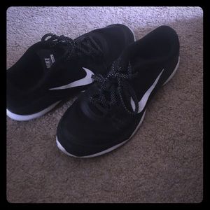 Size 8.5 hardly worn Nike Tennis Shoes. Women.