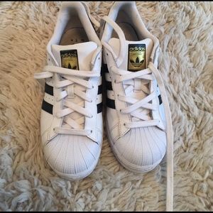 Adidas superstar.
