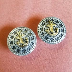 Sliver and gold anchor plugs