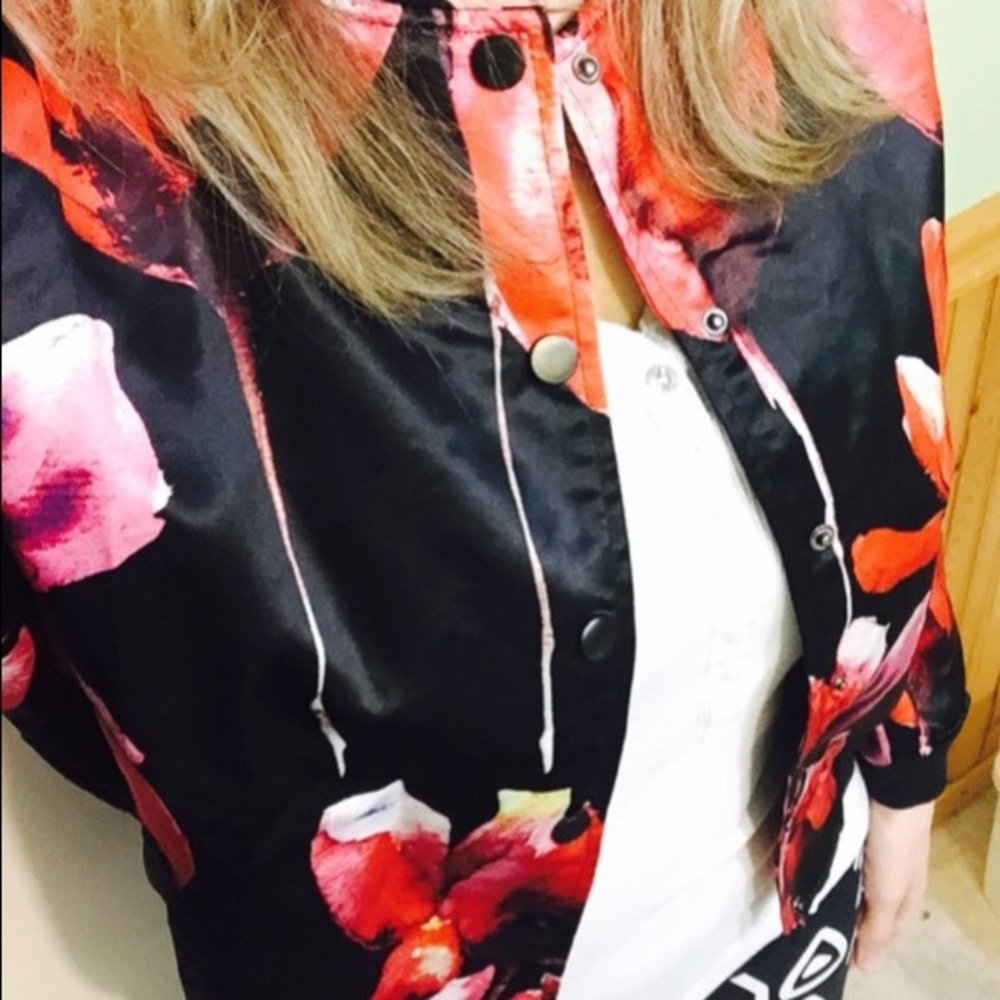LAST // 5 ⭐️ rated Tulips Floral Bomber Jacket - Picture 4 of 8