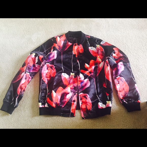 LAST // 5 ⭐️ rated Tulips Floral Bomber Jacket - Picture 3 of 8