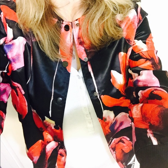 LAST // 5 ⭐️ rated Tulips Floral Bomber Jacket - Picture 2 of 8