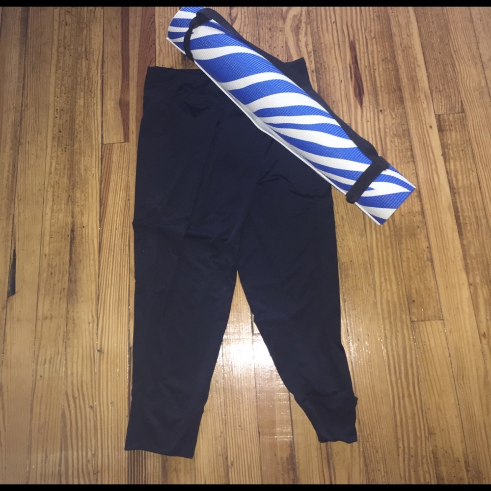 FABLETICS BLACK CAPRI PANTS