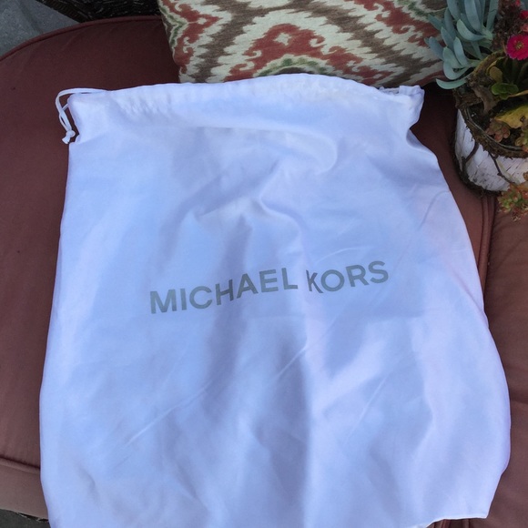 Michael Kors Susannah Large Quilted Drawstring bag - Picture 7 of 7