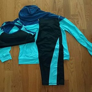 4 piece jogging outfit Size Small