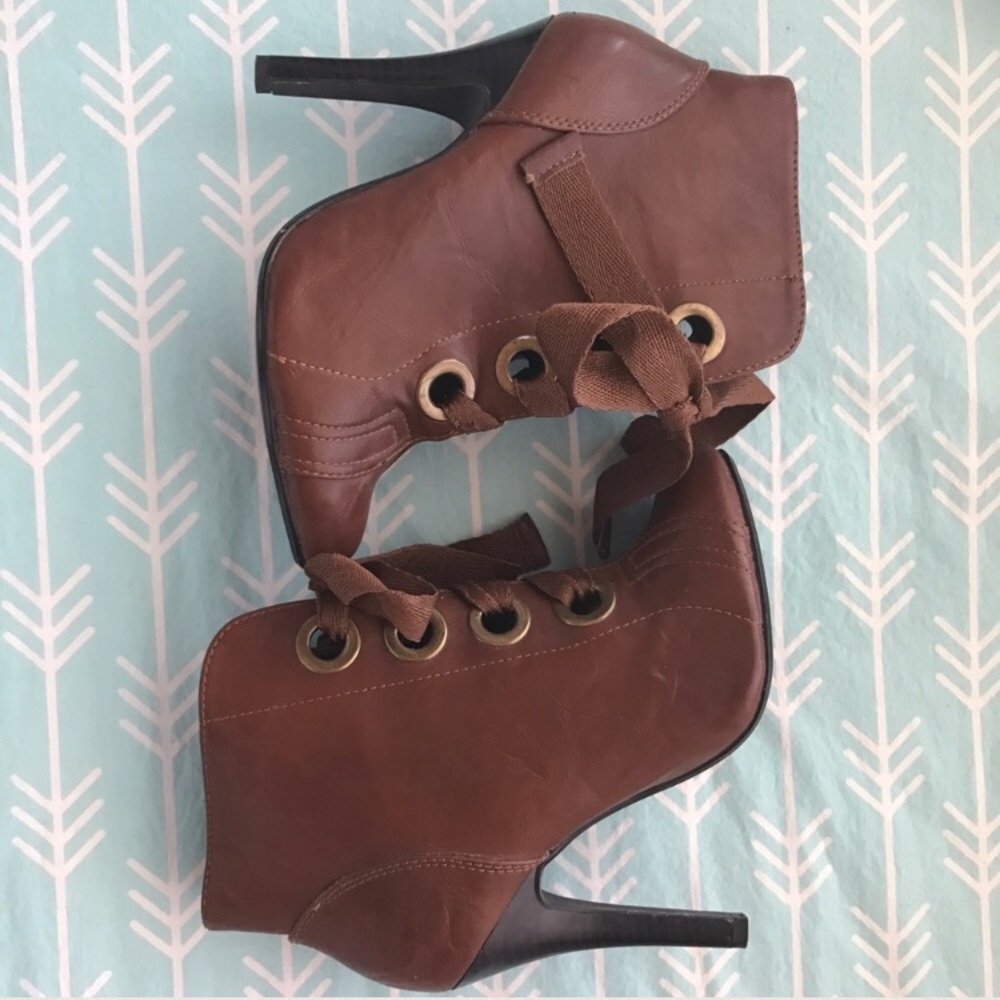 Lace up brown booties 🎀