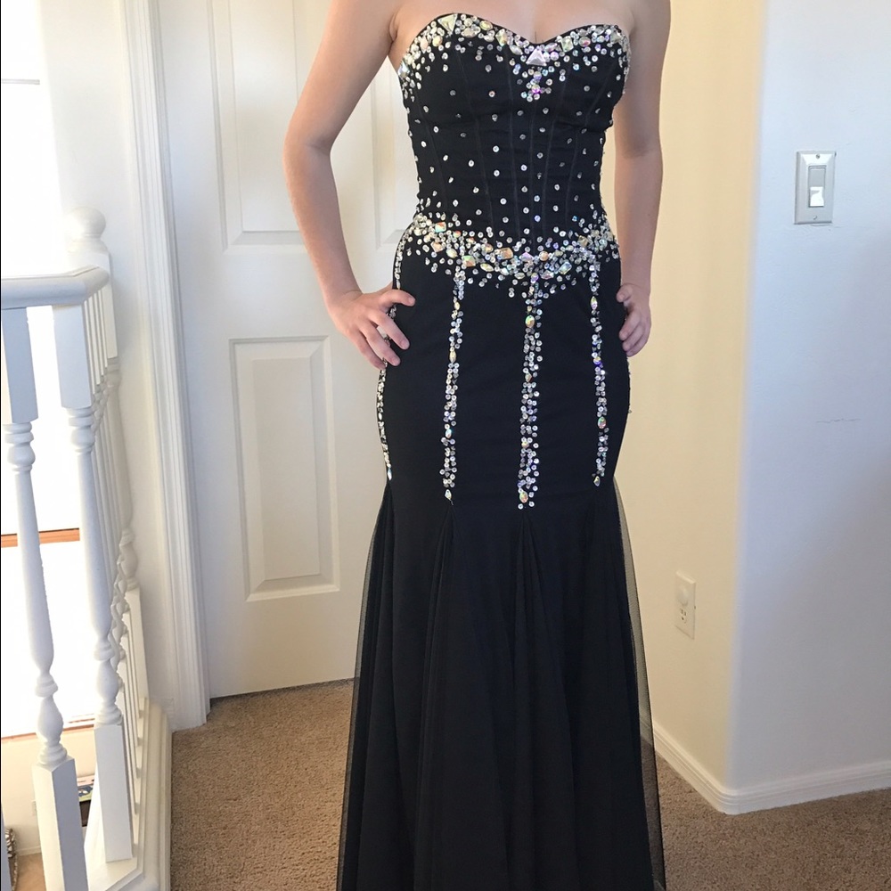 BLACK SEQUINED PROM DRESS