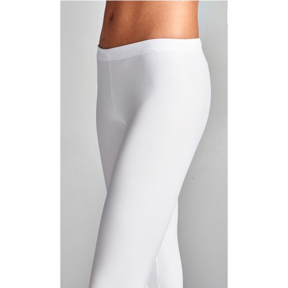 🌸White Matte Faux Leather Leggings - Picture 3 of 8