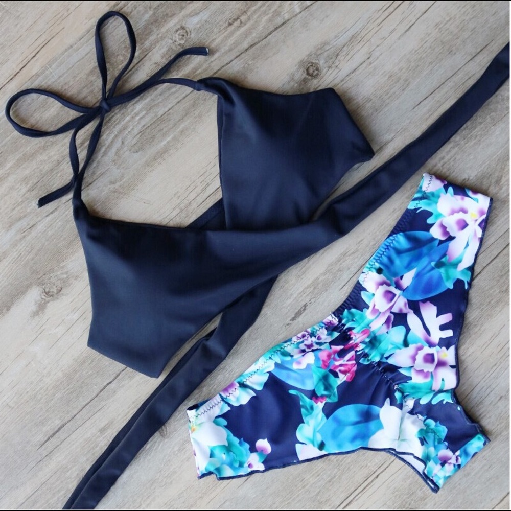 ‼️SALE‼️Navy Floral Front Cross Bikini - Picture 3 of 4