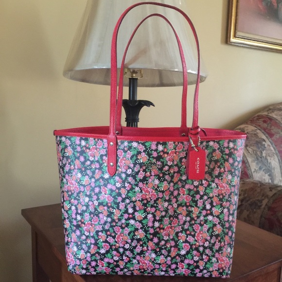 Coach Handbags - 🌺😍Coach Pansy Cluster Reversible City Tote😍🌺