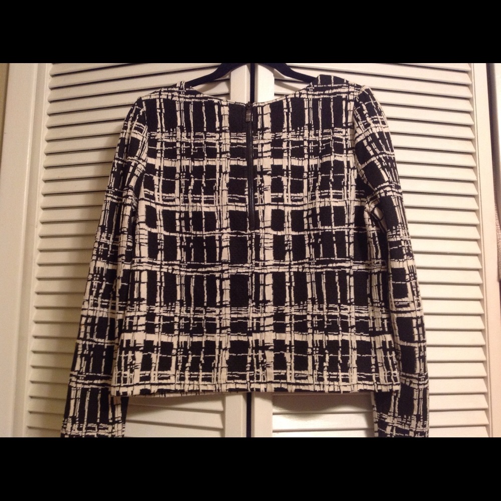 3/4 sleeves. Zipper in the back.