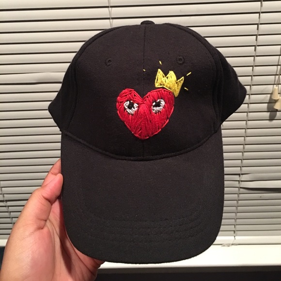 Black hat with heart and read eyes with a crown - Picture 1 of 2