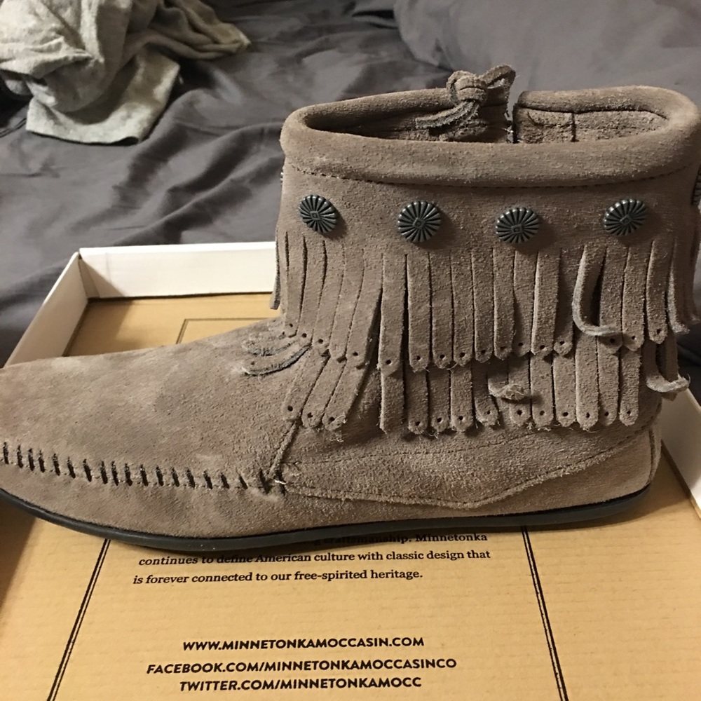 Minnetonka double fringe side zip boots never worn