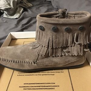 Minnetonka double fringe side zip boots never worn