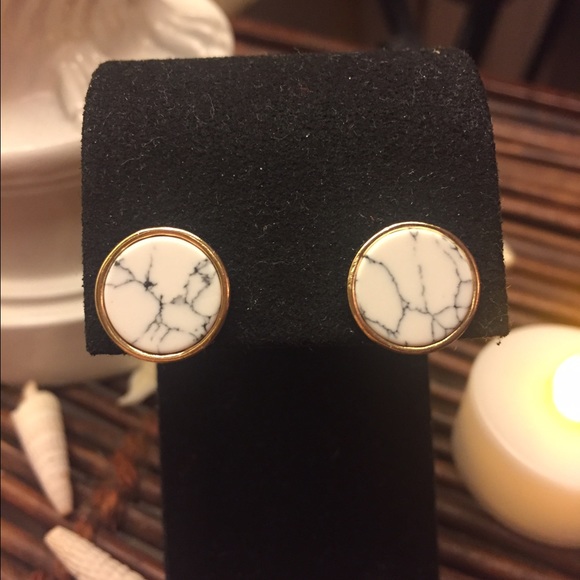 White marble stud earrings - Picture 2 of 2