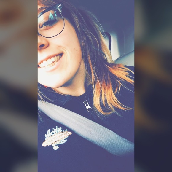 Meet your Posher, Caroline - Picture 1 of 1