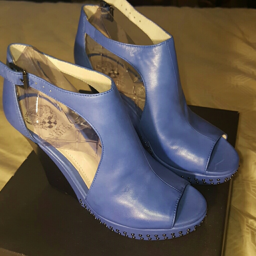 VINCE CAMUTO WEDGES