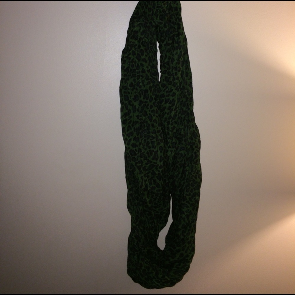 Green circle scarf