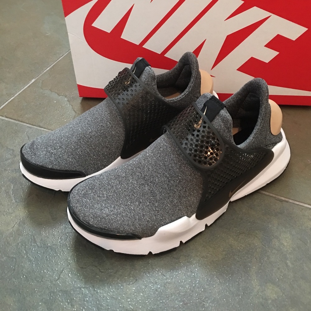 Nike Sneakers 🌹FINAL SALE👠 - Picture 2 of 4