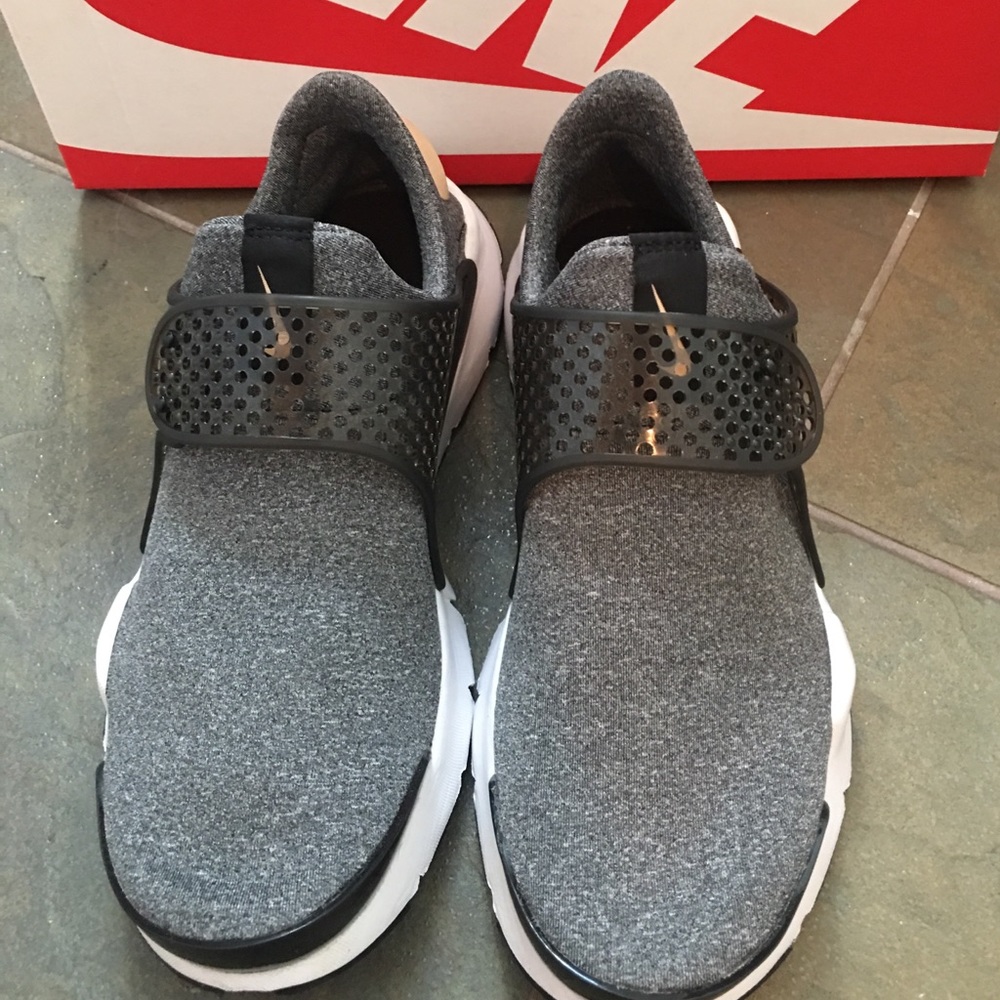 Nike Sneakers 🌹FINAL SALE👠 - Picture 3 of 4