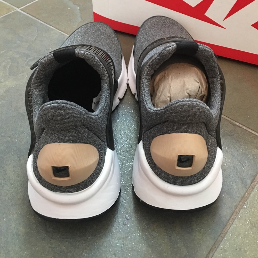 Nike Sneakers 🌹FINAL SALE👠 - Picture 4 of 4