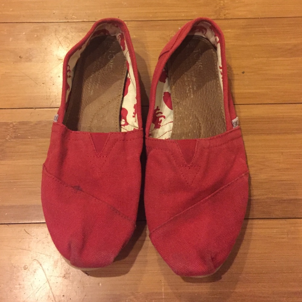 Classic red TOMS