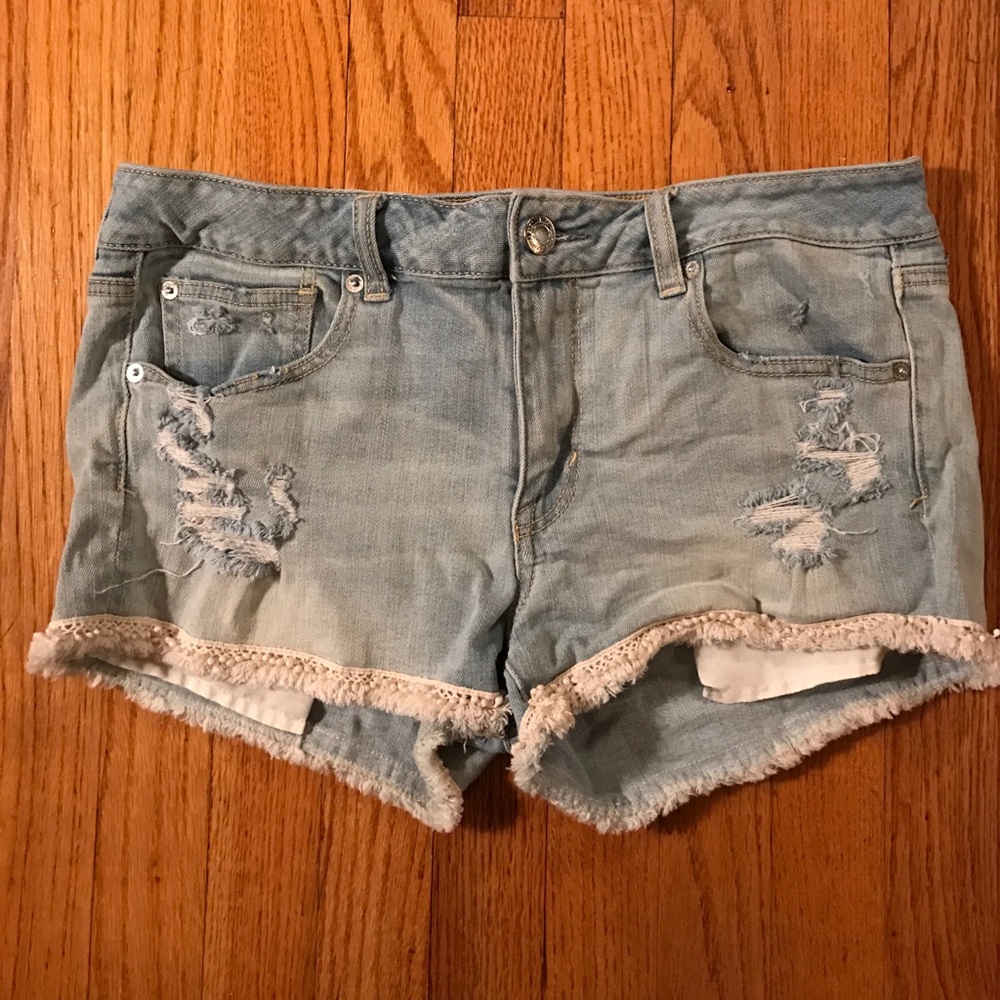 Light wash ruffled jeans shorts