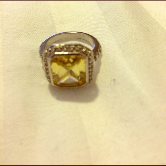 Faux yellow diamond Emerald Cut Cocktail Ring 💍 - Picture 2 of 4
