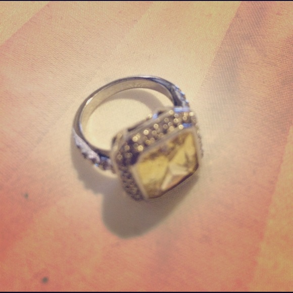 Faux yellow diamond Emerald Cut Cocktail Ring 💍 - Picture 3 of 4