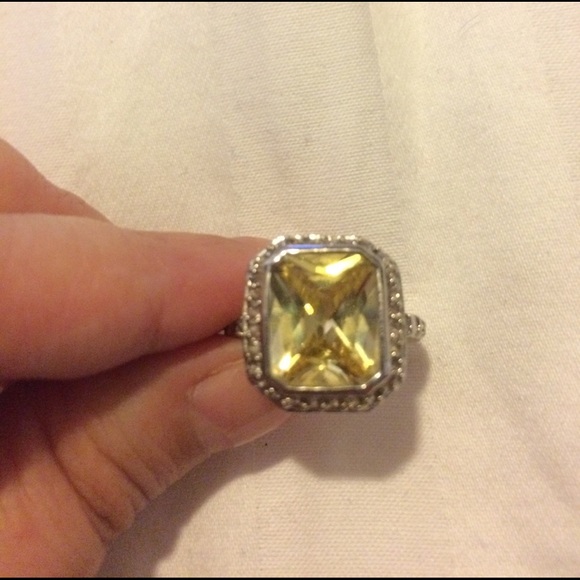Faux yellow diamond Emerald Cut Cocktail Ring 💍 - Picture 4 of 4