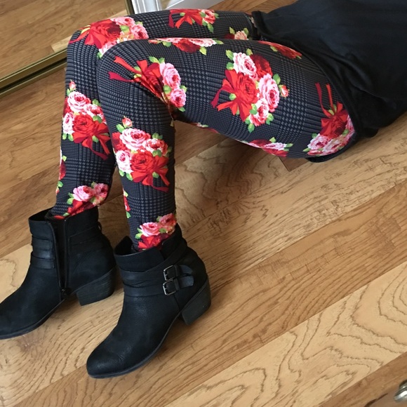 ⛱ 3 for $23 ⛱ Floral Plaid Print Brushed Leggings - Picture 2 of 3